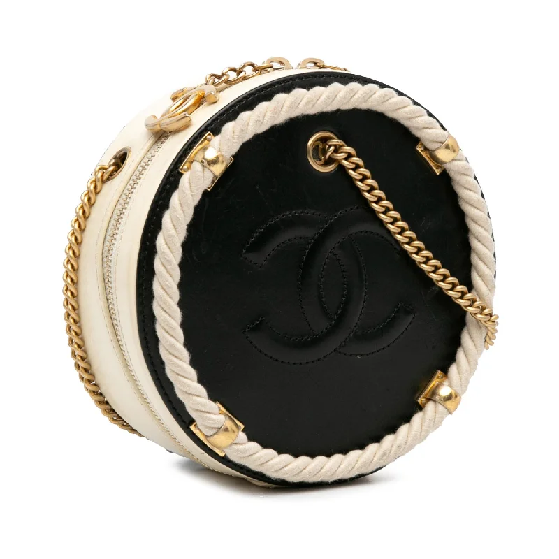 Chanel bags with exclusive seasonal designs and materialsChanel En Vogue Round Bag (VNtj2S)