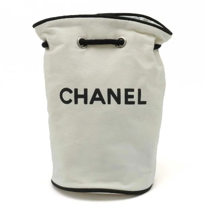 Chanel bags with exclusive seasonal designs and materialsCHANEL NOBELTY LOGO PRINT WORKSHIP WORKSHIP WITH WHITE WHITE BLACK BLACK BLUMIN MARKET SHOP